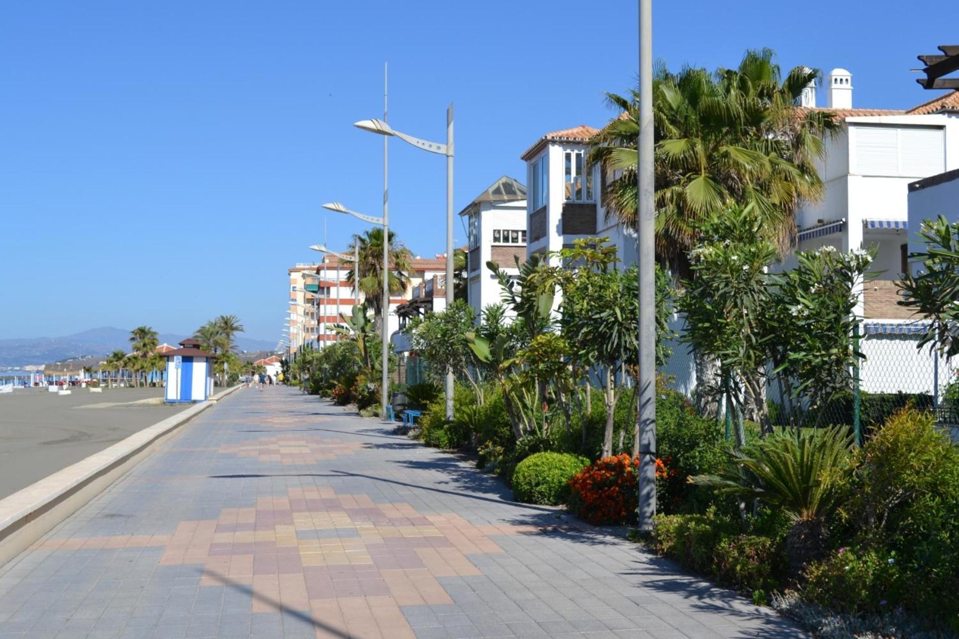Spacious 1 Bedroom Apartment, Beach Front, Torrox Costa ภายนอก รูปภาพ