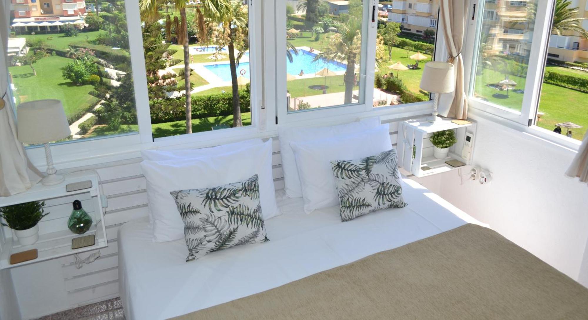 Spacious 1 Bedroom Apartment, Beach Front, Torrox Costa ภายนอก รูปภาพ