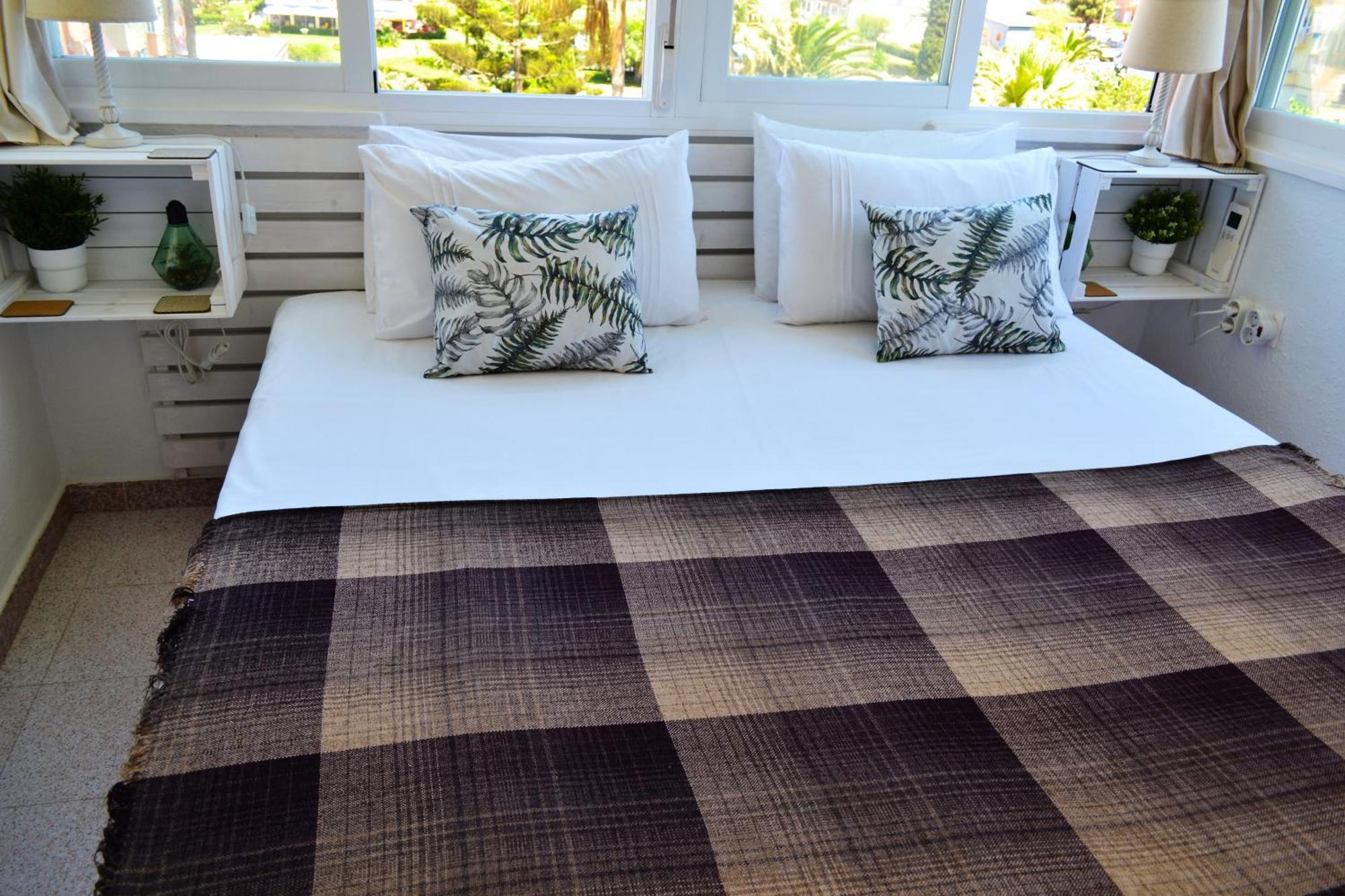 Spacious 1 Bedroom Apartment, Beach Front, Torrox Costa ภายนอก รูปภาพ